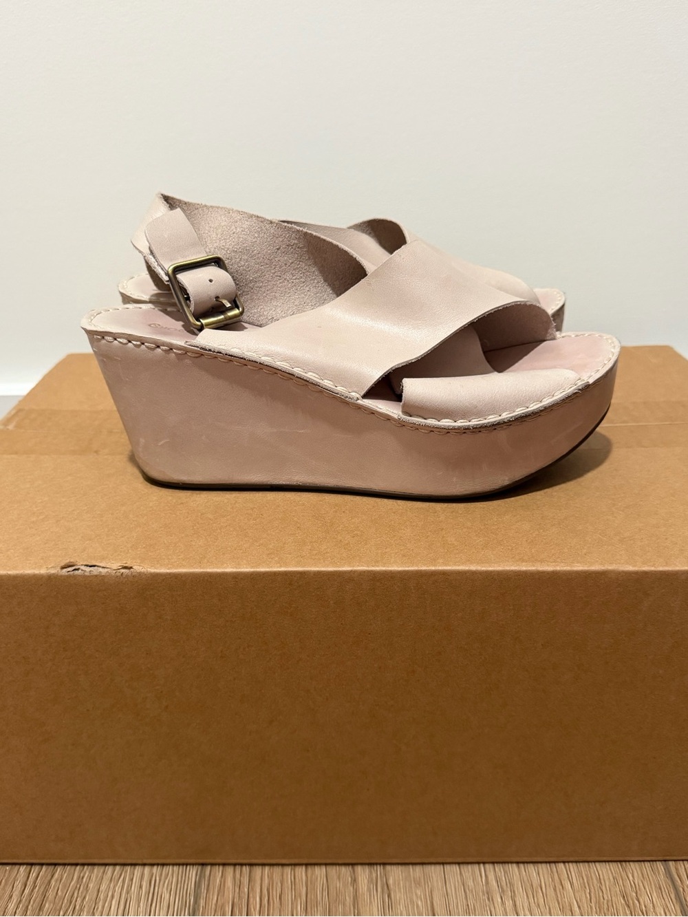 Chocolat Blu Women’s Tan Platform Wedge Sandals with Buckle Size 7.5 - Picture 2 of 5